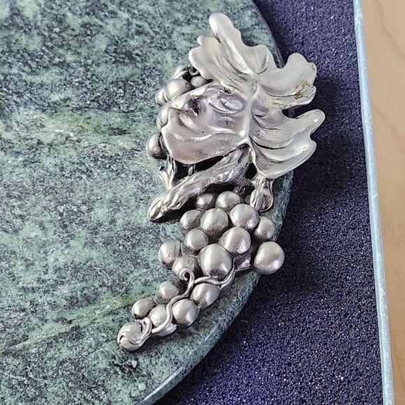 Seagull Pewter Grapes & Green Marble Cheese Board Charcuterie Set 8" Round Vtg - Picture 3 of 10